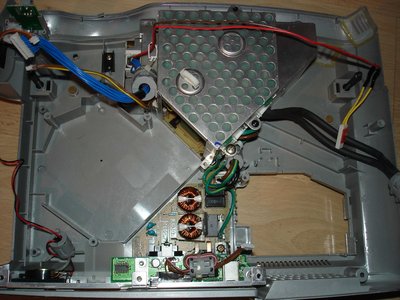 Le ballast est caché à l'intérieur de l'alimentation (en haut au centre).