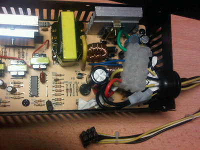 Interieur de l'alimentation avec connexion via domino