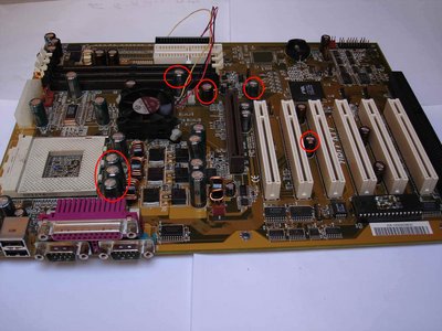 Les condensateurs entourés de rouge sont HS