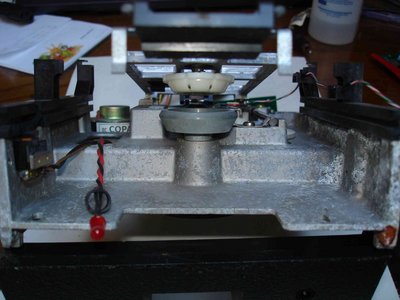 Face avant démontée, intérieur en cours de nettoyage.