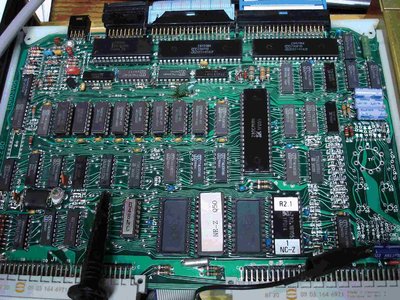 Sur la partie droite de la CPU on voit un espace vide de composant, c'est ici que le convertisseur à découpage s'installe pour générer du -5, -12 et +12 quand la carte est alimentée uniquement en 5 V.