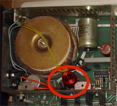 On voit bien que la ferrite est cassée, je retrouvé les bouts un peu partout dans l'alimentation.