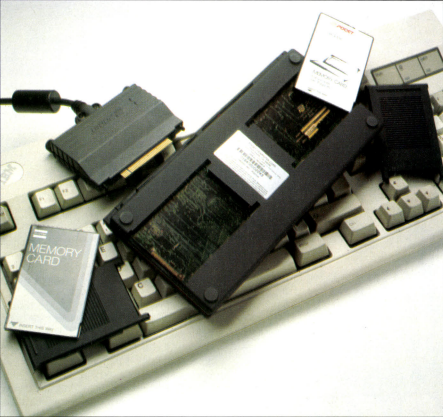 La mémoire de masse du Poqet est constituée de cartes amovibles.<br />Les cartes de mémoire morte contiennent des logiciels comme Lotus 1.2.3 ou Wordperfect.