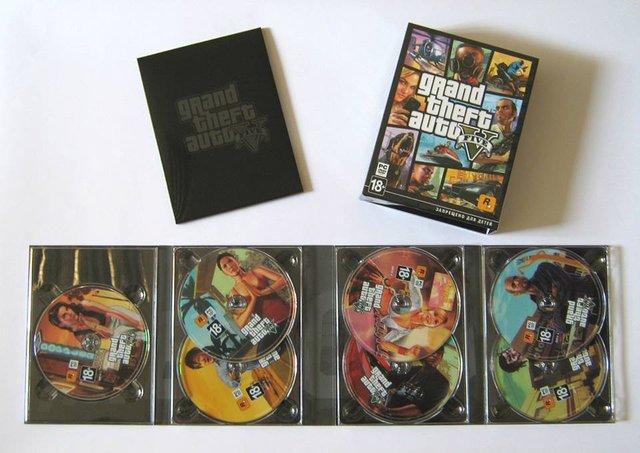 GTA V pèse 65 Go et tient sur sept DVD ! À titre de comparaison, GTA IV ne pesait que 16 Go, et tenait donc sur deux DVD.