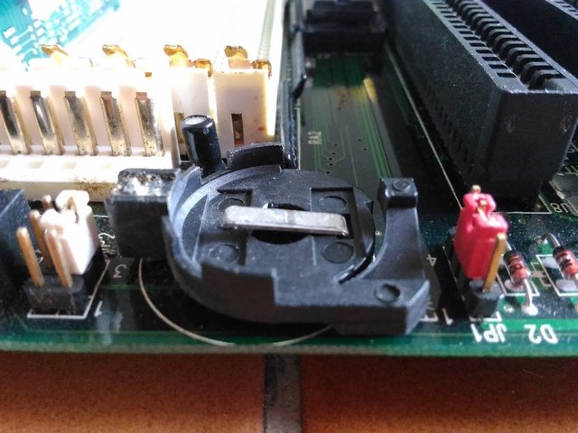 Remplacement du support de pile BIOS (on voit bien qu'il manque une languette).