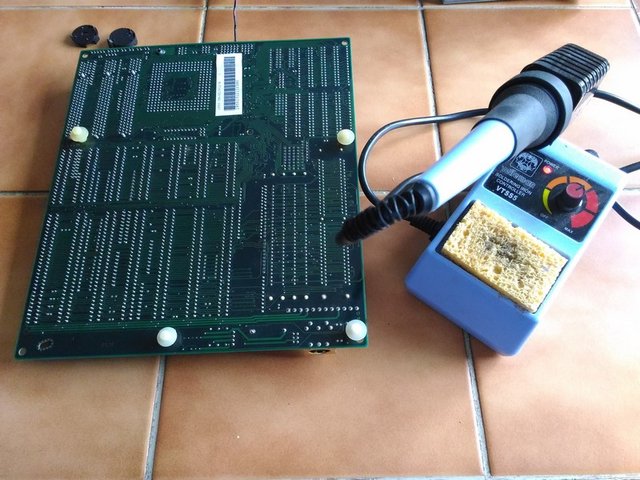 Au passage, l'arrière de la carte mère (et le fer à souder qui préchauffe...).