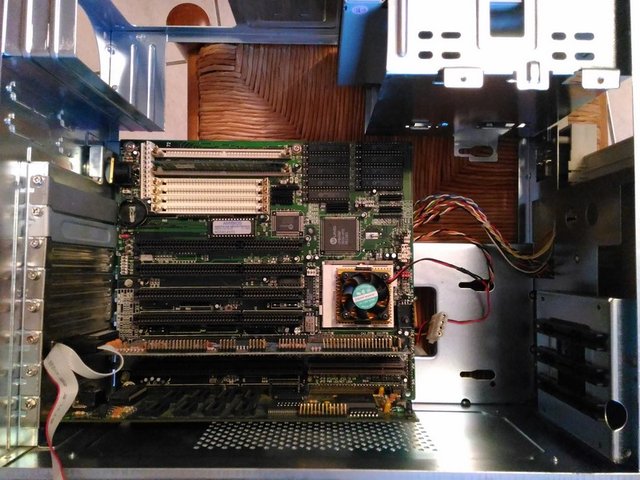 Insertion de la carte mère et des cartes filles.