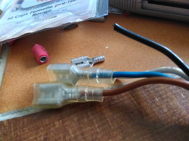 Adaptation des cosses pour le bouton d'alimentation (les câbles étaient soudés sur l'ancienne tour) 1/2.