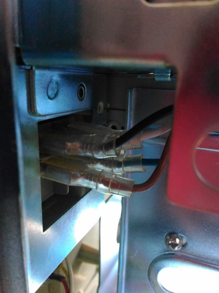 Adaptation des cosses pour le bouton d'alimentation (les câbles étaient soudés sur l'ancienne tour) 2/2.