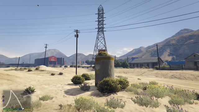 Un large pylône en béton, planté au milieu de nulle part.