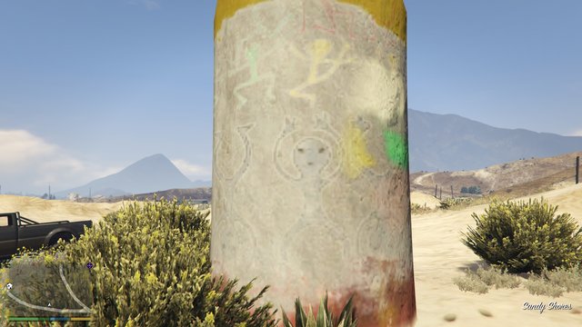 Le pylône est recouvert de dessins d'aliens.