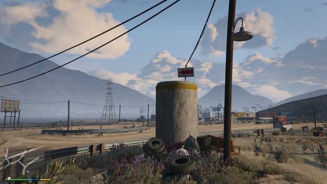 Un autre pylône recouvert de dessins d'aliens.