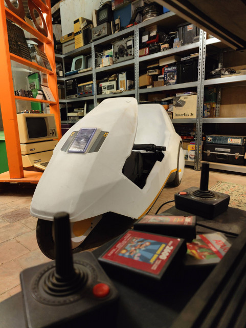 Un C5 en pleine partie d'Atari VCS 2600 dans les locaux de la WDA.