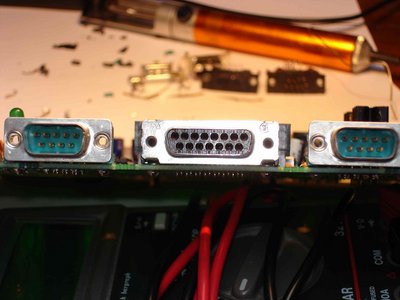 En arrière plan, les cadavres des anciens connecteurs et ma pompe à dessouder .