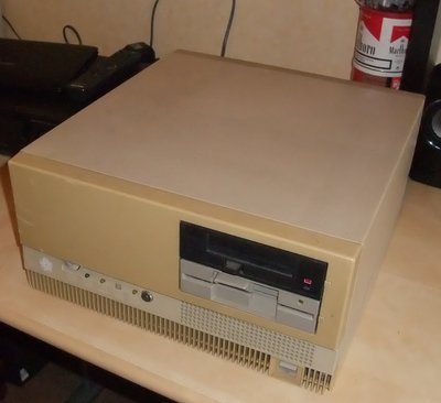 PC Olivetti M28 de face.
