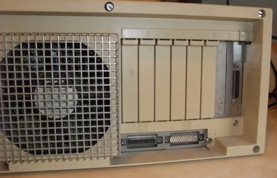 PC Olivetti M28 vue de l'arrière.