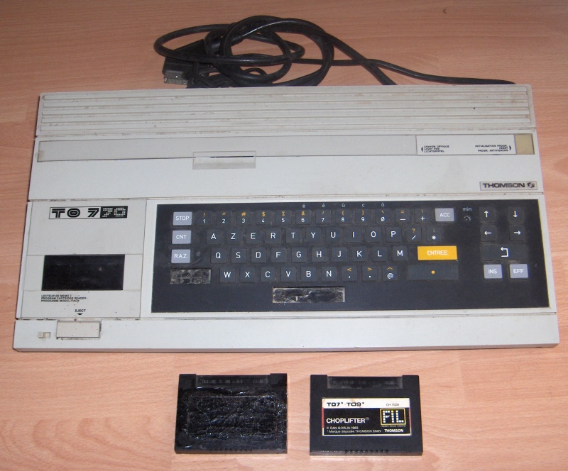 THOMSON TO7 70 qui fonctionne, mais manque 2 touches souple. Fonctionne sans soucis, mais je le donne pour piece.