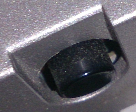 Agrandissement du bouton "Reset" &amp; de la découpe du casing.