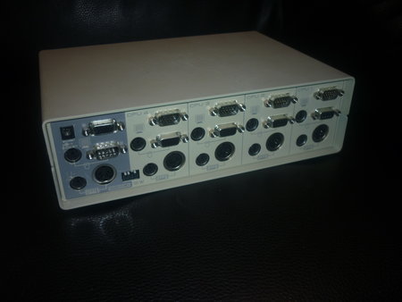 le KVM que j'ai eu du mal à trouver,qui pilote les 386, le P200 et le P3 700. 30€