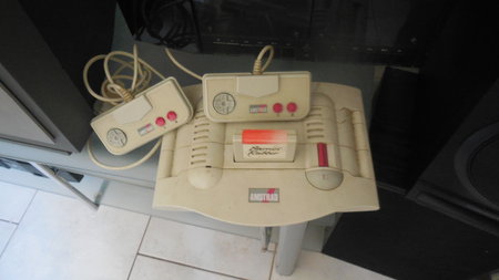 Amstrad GX4000, pas encore nettoyée, 2€ aux puces