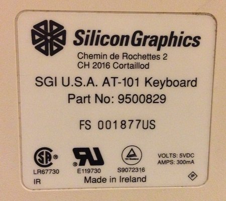 L'étiquette sous le clavier.