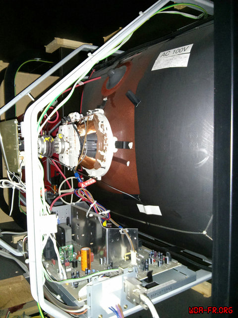 Tubes 29'' (Toshiba A68LBT696X) droite et central, vus par la trappe arrière droite.