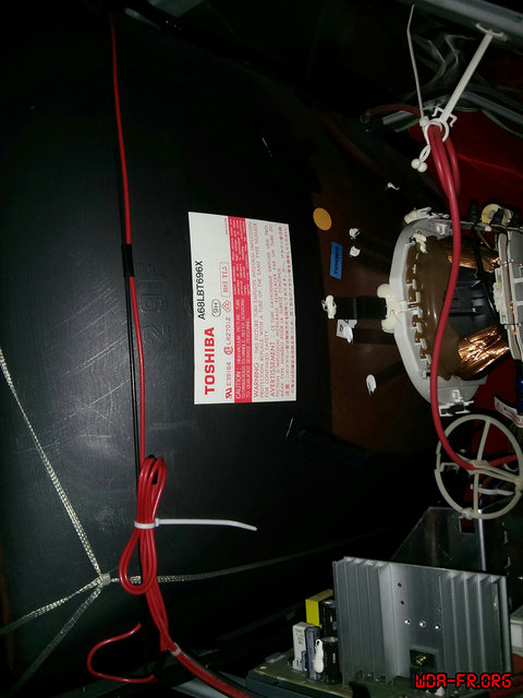 Tube 29" (Toshiba A68LBT696X) gauche vu par la trappe arrière droite.