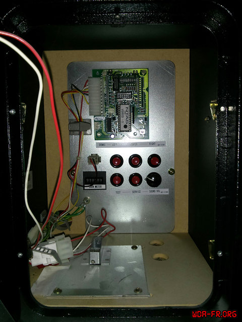 Panneau de tests et Demag situé derrière le monnayeur.