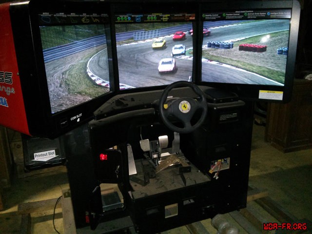 Après un léger temps de chauffe (de l'ordre de quelques secondes), les trois moniteurs 29" s'allument enfin...