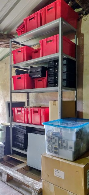 Une des étagères de doublons du stock PACA de la WDA.