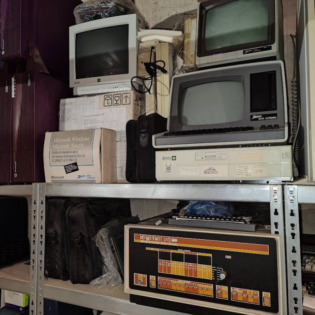 Zenith Z-89, aux cotés d'un PDP-8e, dans les collections gérées par la WDA.