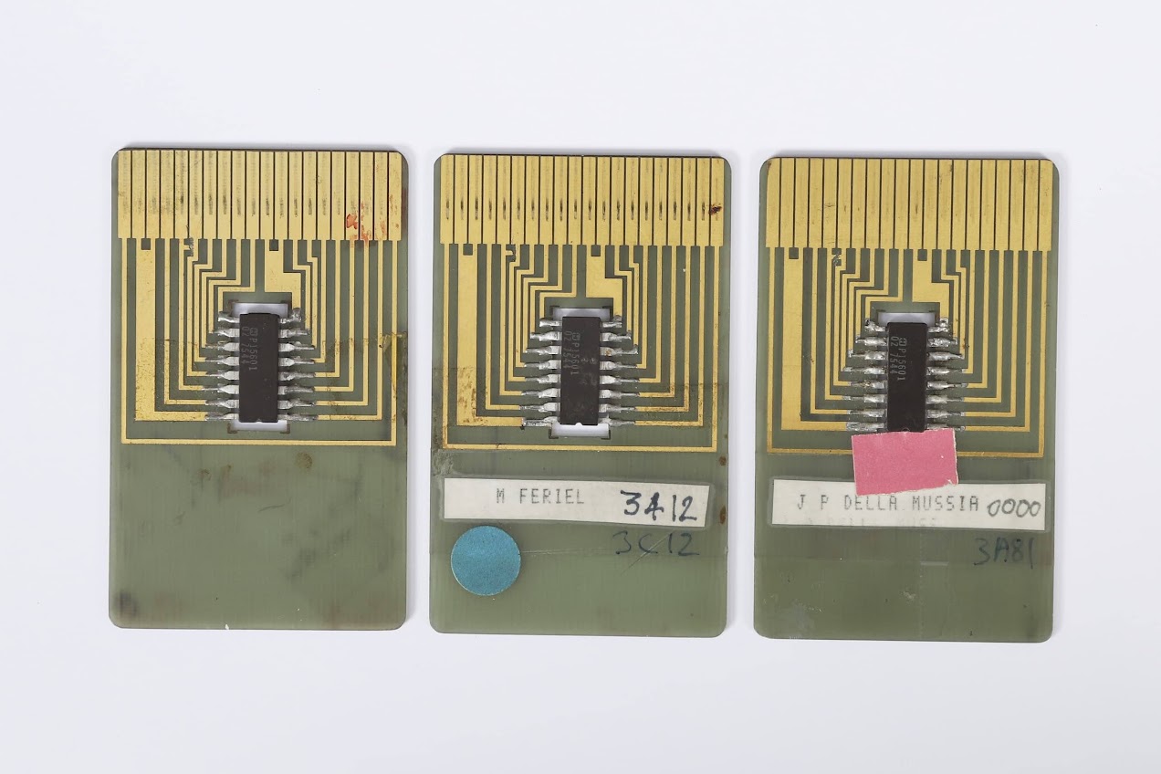 3 prototypes historiques industriels de la carte à puce, dite “Carte Prom”, 1974-1980<br /><br />Mémoires “Prom” (Programmable Read Only Memory) et circuits intégrés dans des cartes en plastique, conçues pour fonctionner avec le tout premier prototype industriel de terminal de paiement<br /><br />8,6 x 5,4 x 0,4 cm