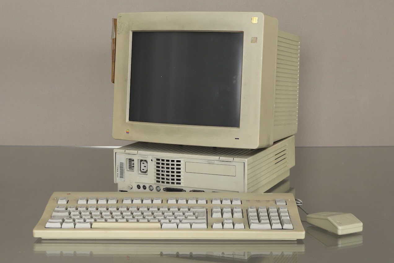 Ordinateur « Macintosh IISi » personnel de Roland MORENO, circa 1990-1993<br /><br />Écran, clavier et souris