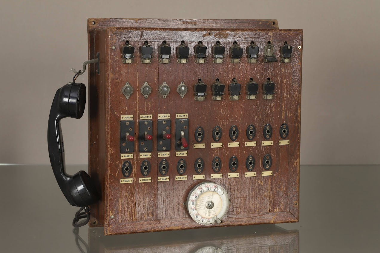 Ancien standard téléphonique conservé dans le bureau de Roland MORENO, circa 1940-1950<br /><br />En bois avec combiné d’origine<br /><br />H. 41 cm L. 40 cm P. 15 cm