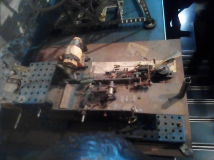 Prototype de système avaleur mécanisé pour carte à puces.<br />Estimations : 10 000 / 15 000 €<br />Vendu : 13 000 €