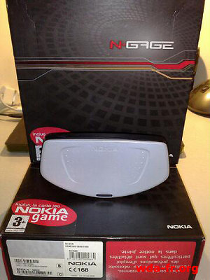 Face arrière du NOKIA N-GAGE SILVER en boite.