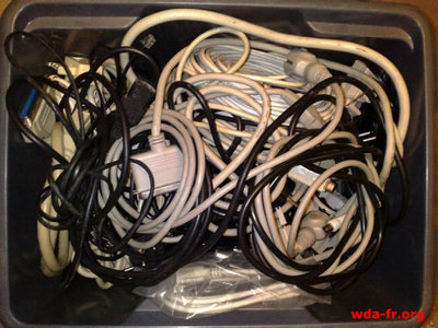 Infime exemple d'un carton de câbles à la WDA.