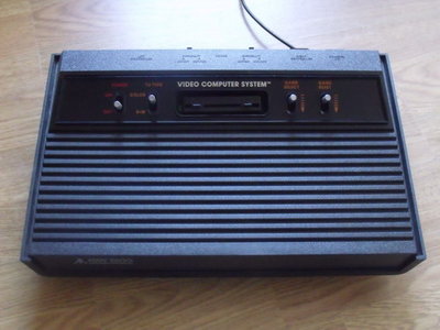 La célèbre VCS 2600, façade noire :)